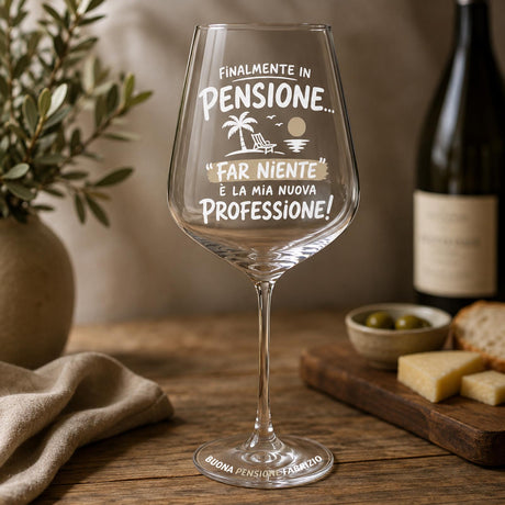 Calice in vetro trasparente con scritta “Finalmente in pensione...” e coppa sottile
