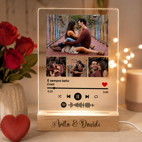 Lampada LED in plexiglass con 4 foto e base in legno incisa, luce bianca