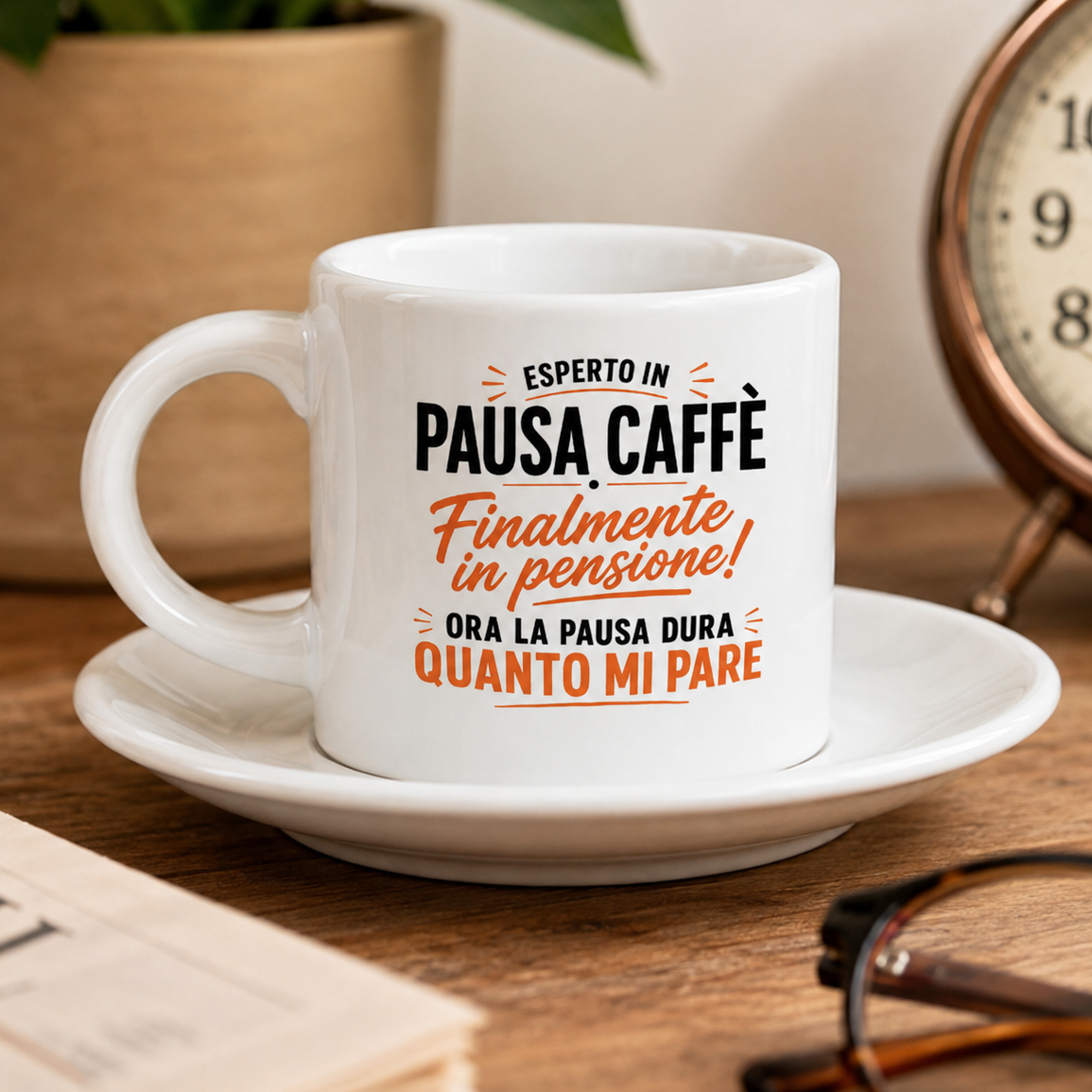 Tazzina da caffè bianca con piattino, scritta “Pausa caffè” “in pensione”