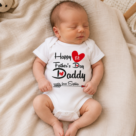 Tutina neonato bianca indossata da bimbo con scritta Happy 1st Father’s Day Daddy