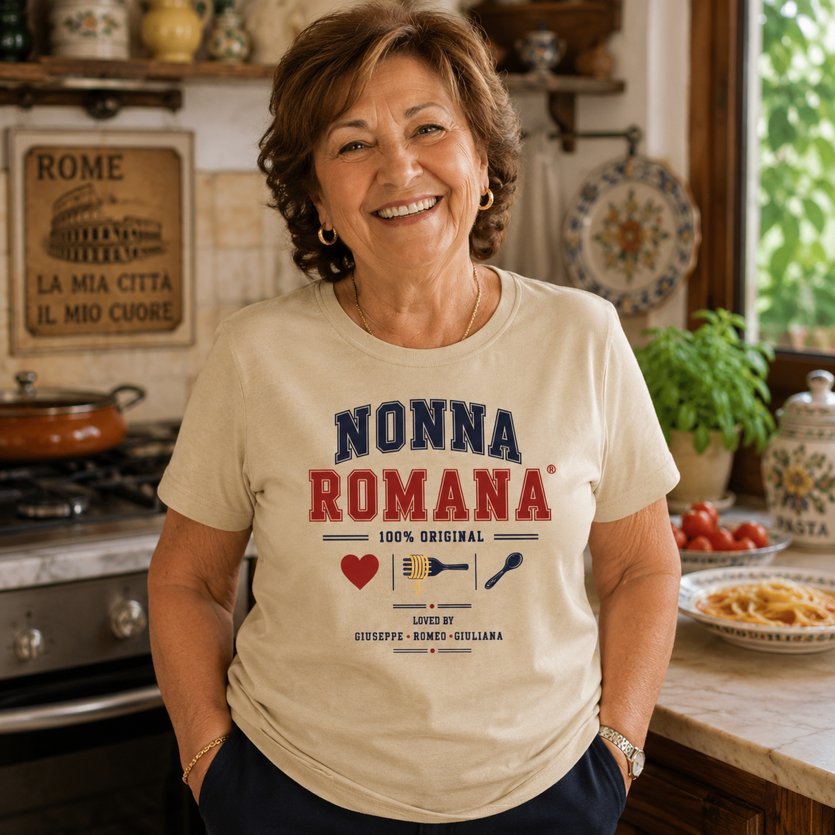 T-shirt beige NONNA ROMANA indossata, stampa colorata visibile sul davanti