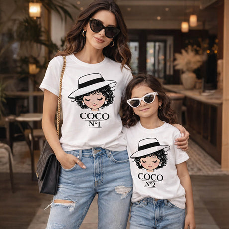 Set di magliette coordinate bianche per mamma e figlia con COCO N°1 e N°2 in cappello