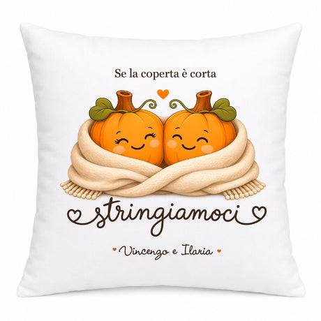Cuscino personalizzato bianco con zucche innamorate che abbracciano e “Stringiamoci”