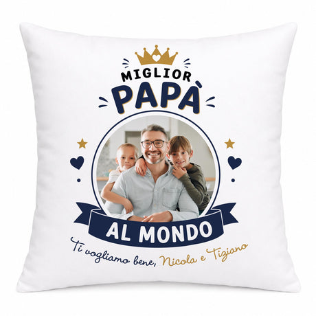 Cuscino bianco con foto e scritta 'Miglior Papà al Mondo'.