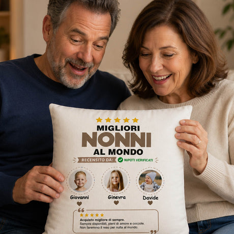 Cuscino bianco «Migliori nonni al mondo» con tre foto, tenuto da due persone