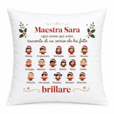 Cuscino personalizzato bianco con scritta Maestra Sara, nomi alunni e icone sorridenti