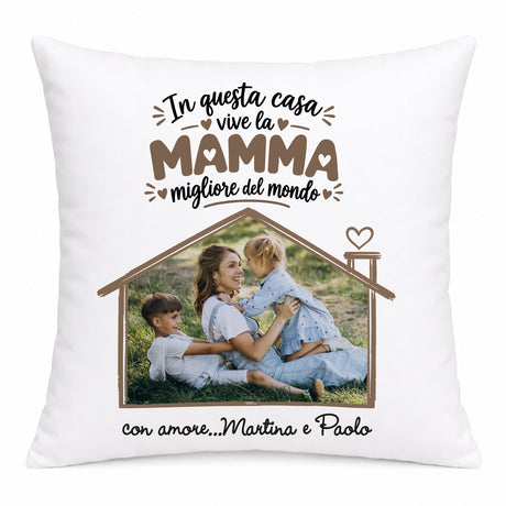 Cuscino bianco con foto famiglia, scritta “In questa casa vive la mamma” e “Martina e Paolo”
