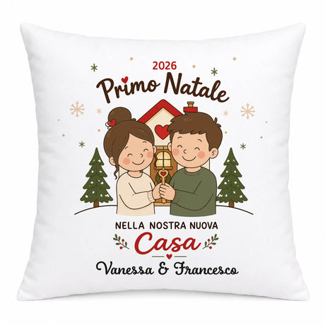 Cuscino quadrato bianco con “Primo Natale 2026”, alberi e casa, nomi Vanessa & Francesco