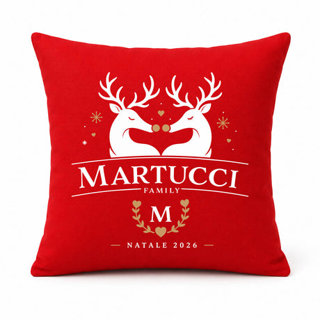 Cuscino natalizio rosso con renne e logo Martucci Family, Natale 2026
