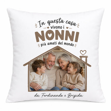 Cuscino personalizzato bianco con scritta «NONNI» e foto in casetta; firma Ferdinando e Brigida