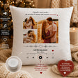 Cuscino bianco con foto e scritte, dispositivo audio integrato e pulsante play
