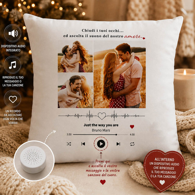 Cuscino bianco con foto e scritte, dispositivo audio integrato e pulsante play