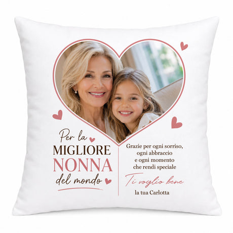 Cuscino bianco con foto in cuore, dedica per la migliore nonna e cuoricini rossi