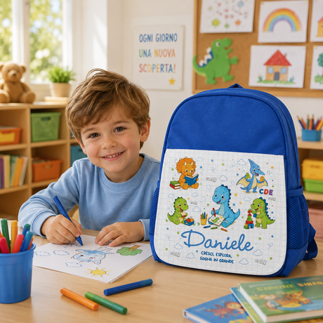 Zainetto asilo blu con stampa dino e nome Daniele, vista laterale con tasca