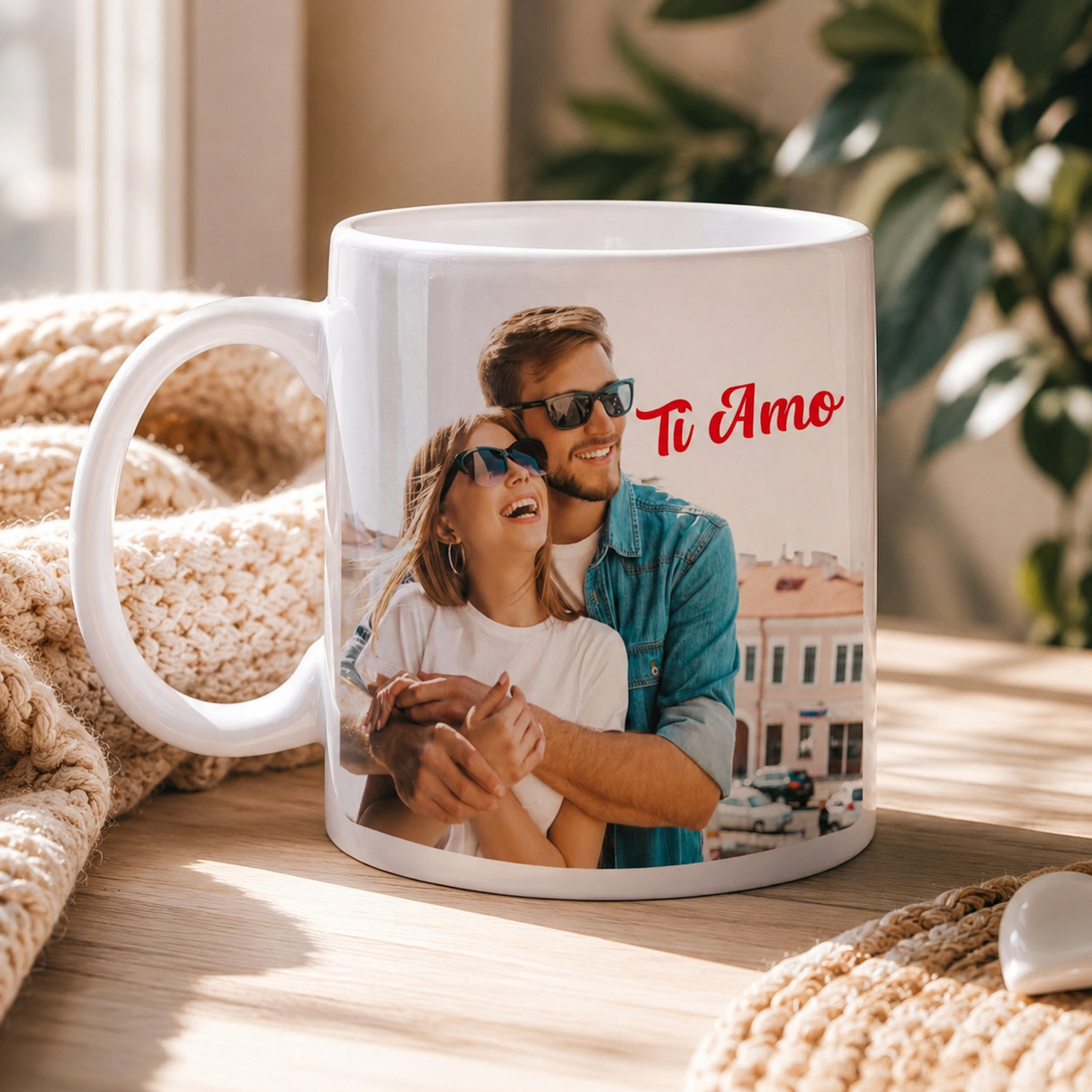 Tazza bianca con foto di coppia e scritta rossa “Ti Amo” sul fronte