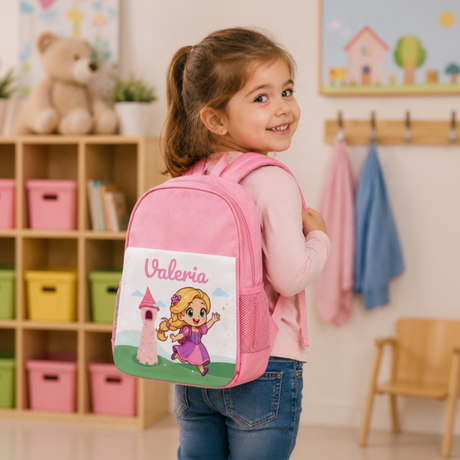 Zainetto rosa personalizzato indossato da bambina, nome Valeria con Rapunzel
