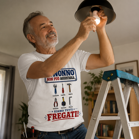 T-shirt bianca con stampa grande e attrezzi colorati, indossata da uomo