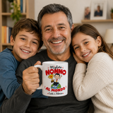 Tazza bianca con manico “Migliore Nonno al mondo” in primo piano con famiglia sorridente