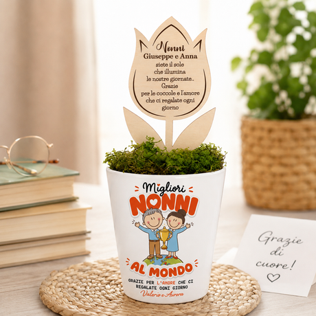 Vaso conico bianco con muschio verde e fiore in legno 'Migliori Nonni al mondo'
