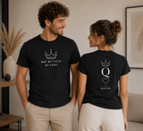 Coppia di t-shirt nere con stampa corona e scritte KING e QUEEN, davanti e dietro