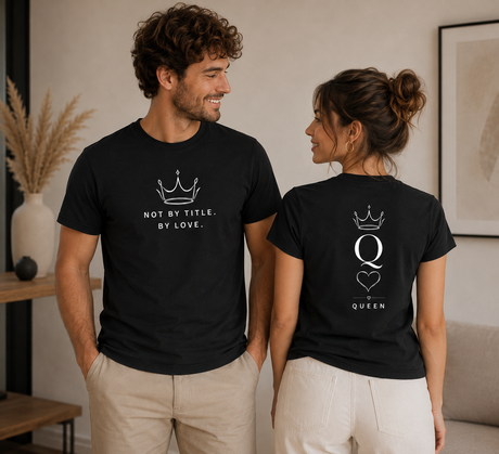 Coppia di t-shirt nere con stampa corona e scritte KING e QUEEN, davanti e dietro