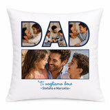 Cuscino bianco con collage foto, lettere DAD e scritta “Ti vogliamo bene” con nomi.