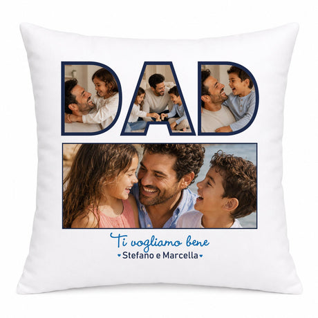 Cuscino bianco con collage foto, lettere DAD e scritta “Ti vogliamo bene” con nomi.
