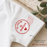 Body neonato bianco con logo rosso circolare e testo sul polsino