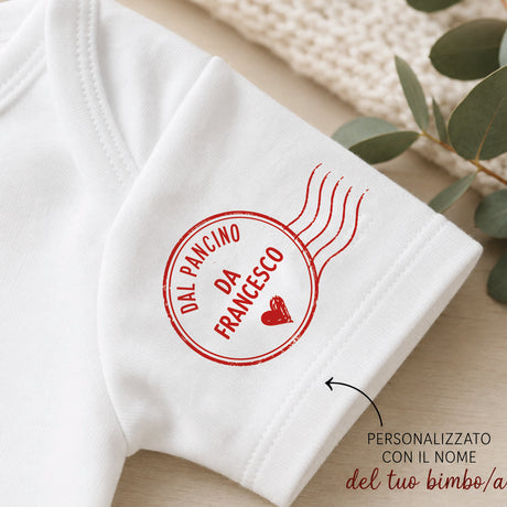 Body neonato bianco con logo rosso circolare e testo sul polsino