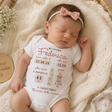 Body neonato bianco con stampa “Federica” e dati di nascita, fiocco rosa