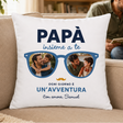 Cuscino personalizzato bianco con scritta PAPÀ e foto in occhiali, 'Un’avventura'