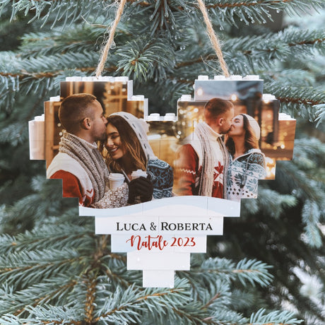 Decorazione natalizia a cuore in mattoncini chiari con scritta bianca “Luca & Roberta”
