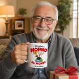 Tazza bianca con manico, “Migliore Nonno al mondo” tenuta da un uomo con barba