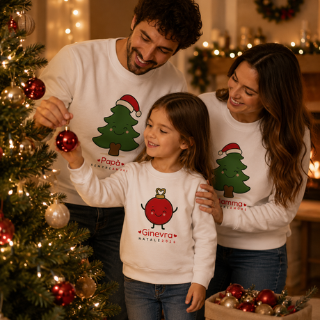 Set di felpe natalizie bianche personalizzate: Papa e Mamma con albero, bambino con pallina rossa.