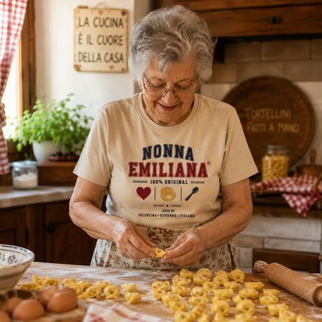 T-shirt beige con stampa “NONNA EMILIANA” con scritta “100% ORIGINAL”, scollo tondo