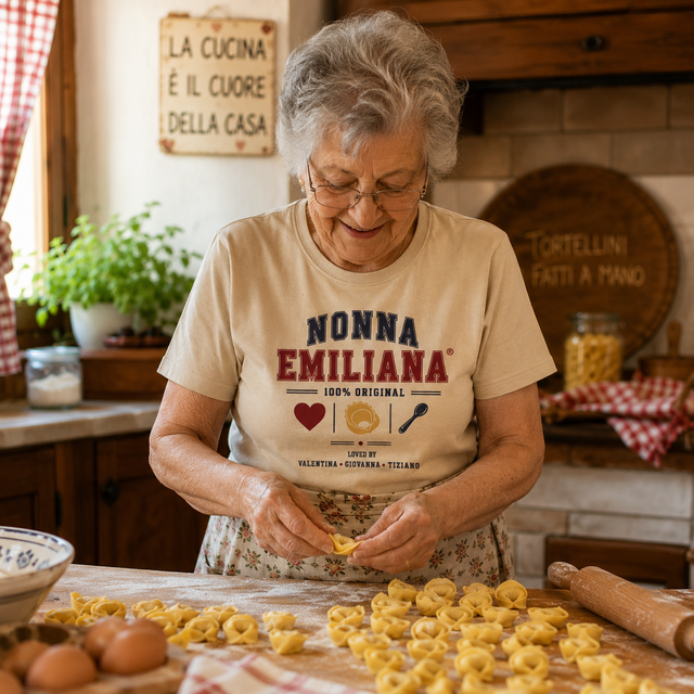 T-shirt beige con stampa “NONNA EMILIANA” con scritta “100% ORIGINAL”, scollo tondo