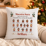 Cuscino personalizzato bianco con scritta Maestra Sara e nomi degli alunni, icone in stile cartoon