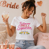 T-shirt bianca con scritta rossa “Testimone della Signorina” e grafica cocktail