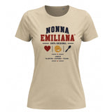 T-shirt da donna beige con stampa “NONNA EMILIANA” rossa e blu, simboli colorati