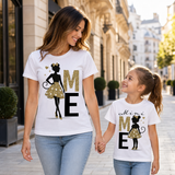 T-shirt bianca mamma e figlia con grafica glitter oro: lettere M ed E