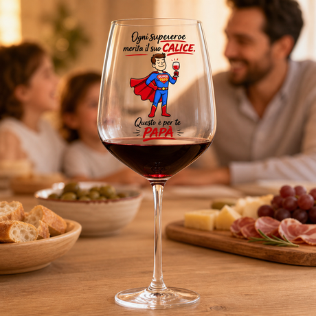 Calice da vino con scritta «Questo è per te PAPÀ» e figura Super Papà, pieno di vino