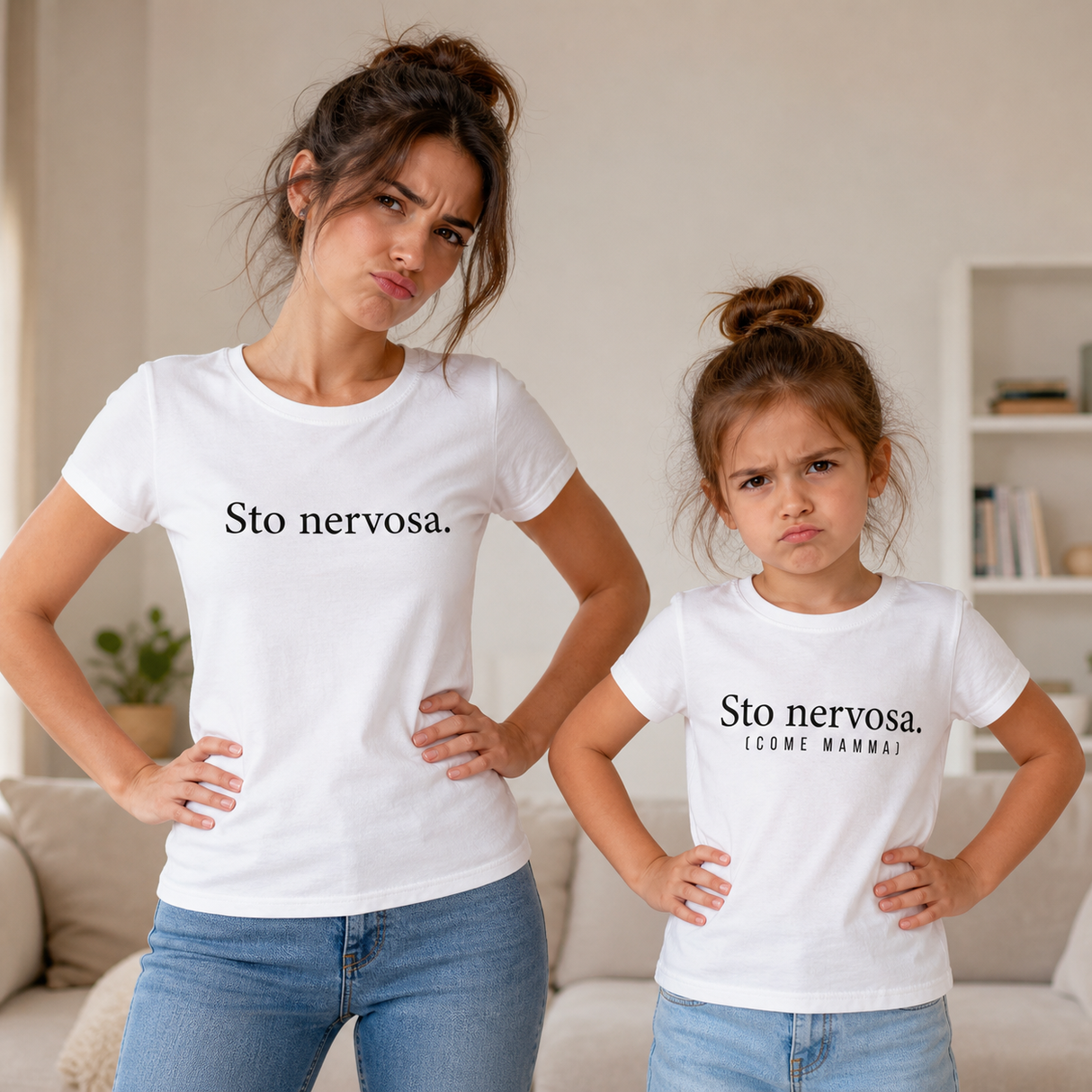T-shirt coordinate mamma e figlia bianche con “Sto nervosa.” e “(COME MAMMA)”.