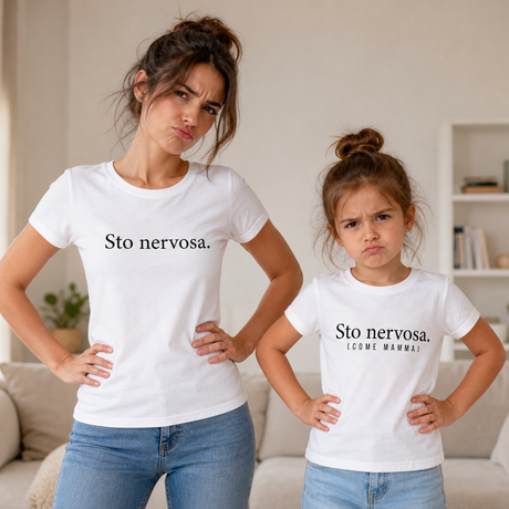 T-shirt coordinate mamma e figlia bianche con “Sto nervosa.” e “(COME MAMMA)”.