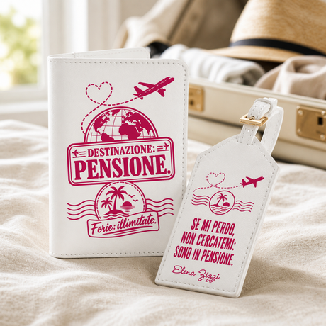Portapassaporto e targhetta bagaglio bianchi con aereo, cuore e scritta “Pensione”.