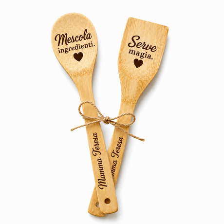 Set di utensili da cucina in bambù: 2 spatole con scritte “Mescola” e “Serve magia”