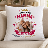 Cuscino bianco con stampa «Miglior Mamma al Mondo», corona e cuori, foto; Elena e Vanessa