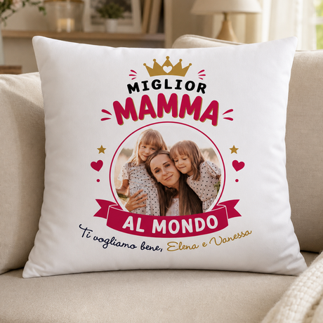 Cuscino bianco con stampa «Miglior Mamma al Mondo», corona e cuori, foto; Elena e Vanessa