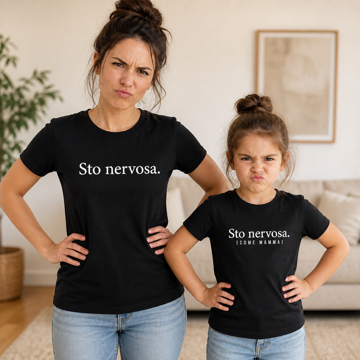 T-shirt coordinate mamma e figlia nere con “Sto nervosa.” e “(COME MAMMA)”.