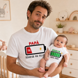 Set di magliette bianche papà e neonato con stampa batteria personalizzata.