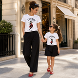 T-shirt coordinate bianche con stampa Lady Boss e Lady Boss Mini, indossate